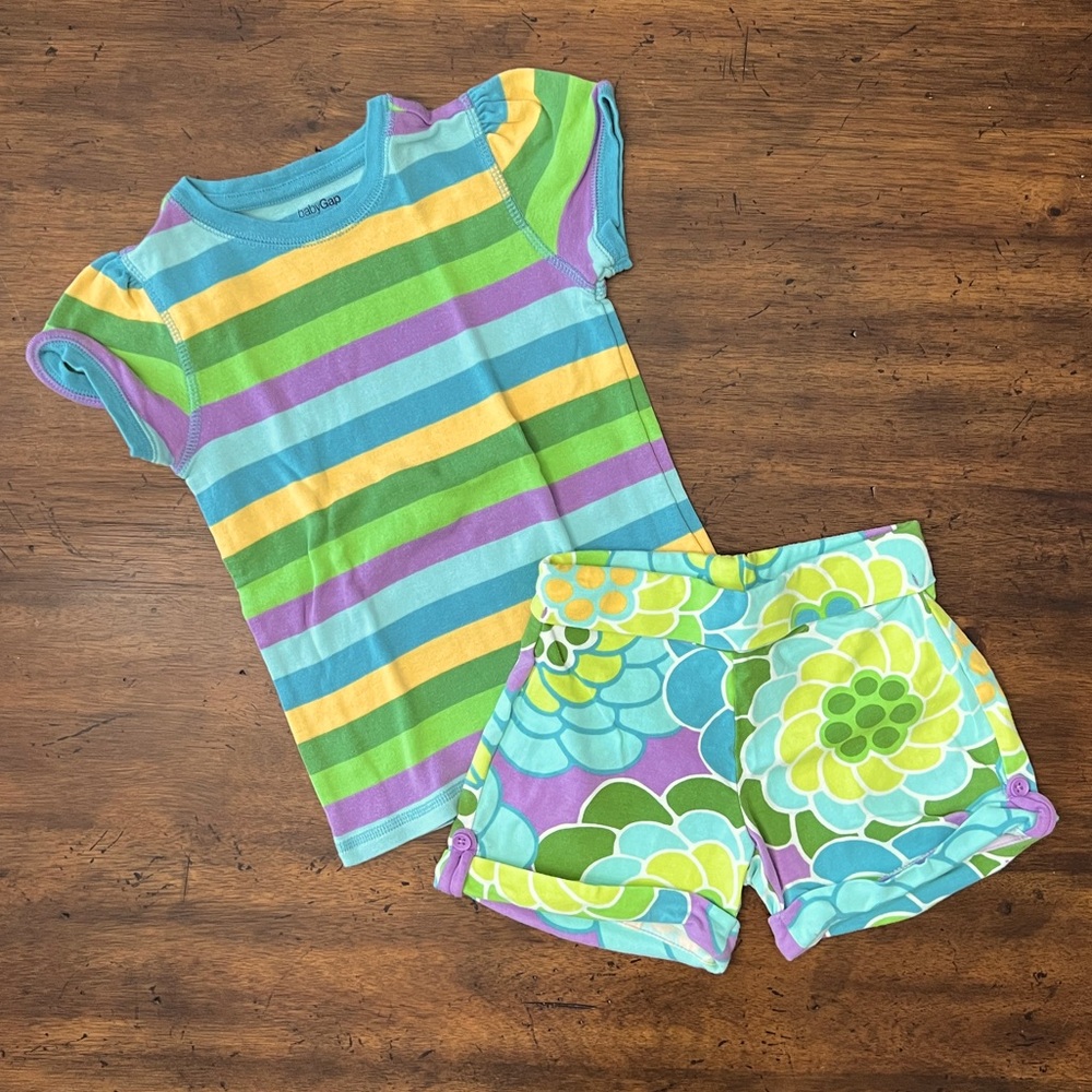 Baby Gap Tee and Shorts Set Size 5 EUC